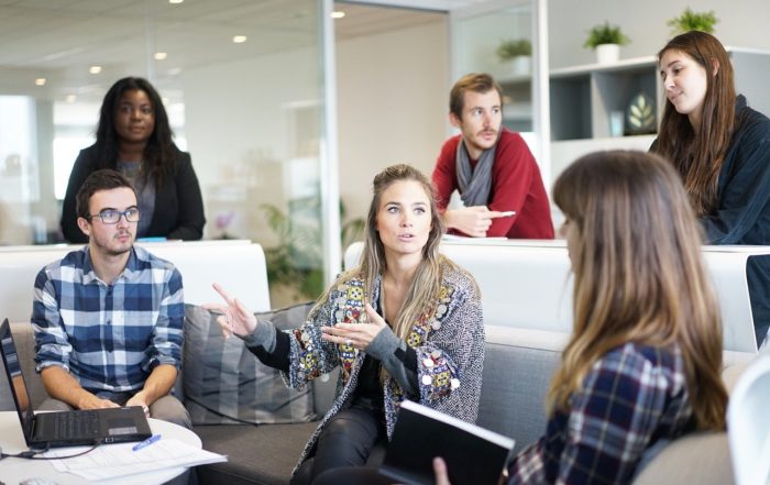 persone che parlano comunicazione verbale e non