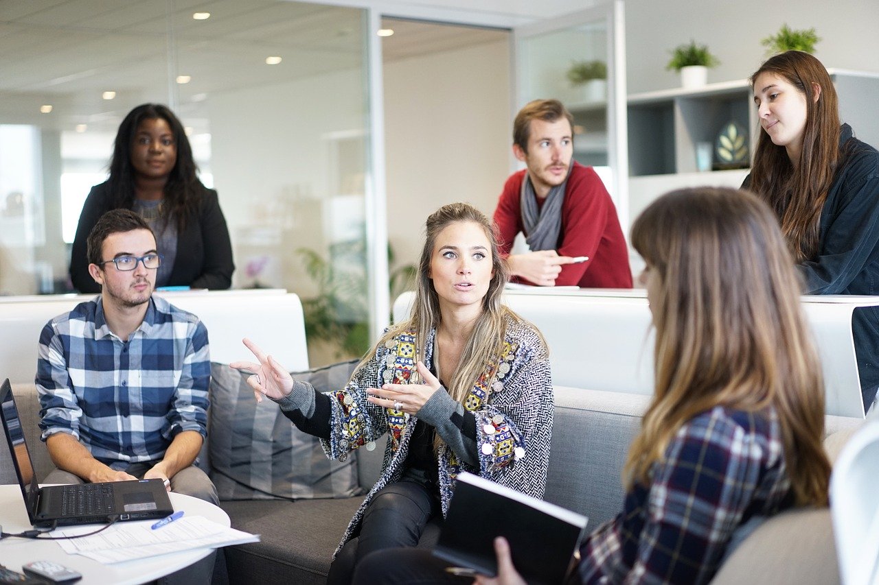 persone che parlano comunicazione verbale e non