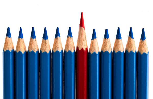 matita rossa tra matite blu
